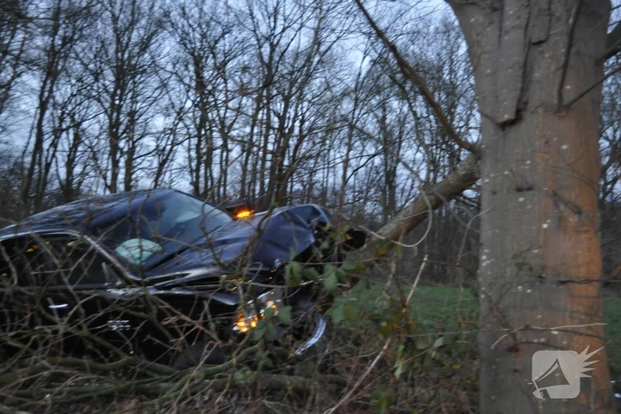 Auto vliegt uit de bocht