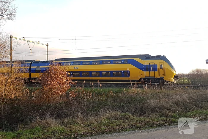 Trein ramt auto; bestuurder vlucht net op tijd