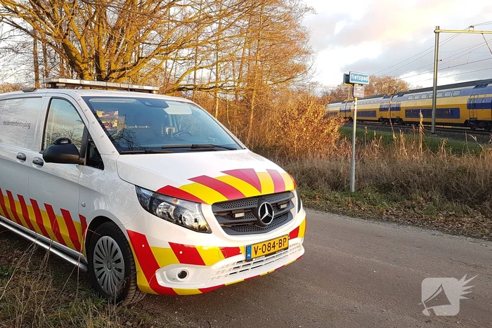 Trein ramt auto; bestuurder vlucht net op tijd