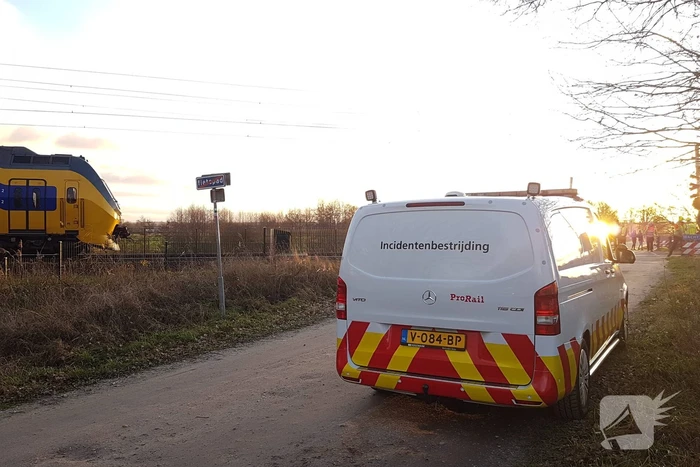 Trein ramt auto; bestuurder vlucht net op tijd