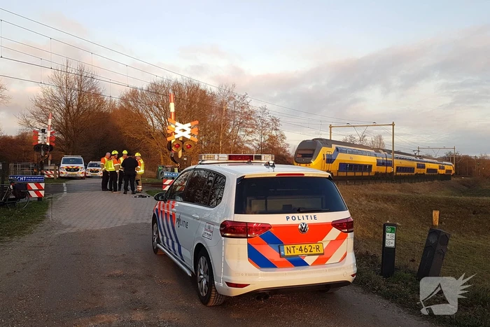 Trein ramt auto; bestuurder vlucht net op tijd