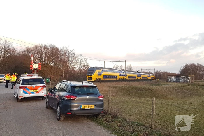 Trein ramt auto; bestuurder vlucht net op tijd