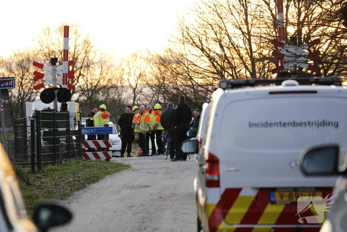 Trein ramt auto; bestuurder vlucht net op tijd