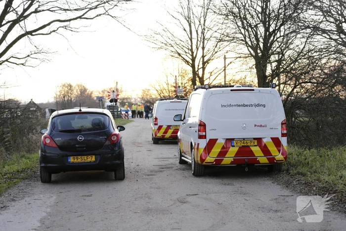 Trein ramt auto; bestuurder vlucht net op tijd