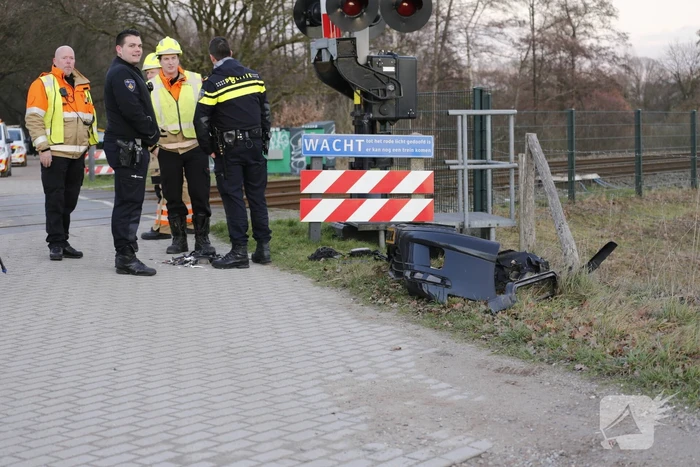 Trein ramt auto; bestuurder vlucht net op tijd