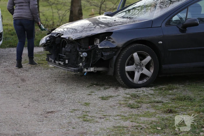 Trein ramt auto; bestuurder vlucht net op tijd