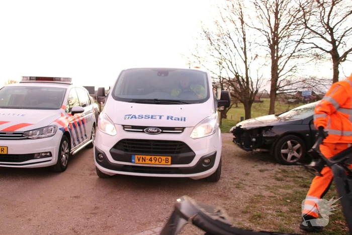 Trein ramt auto; bestuurder vlucht net op tijd