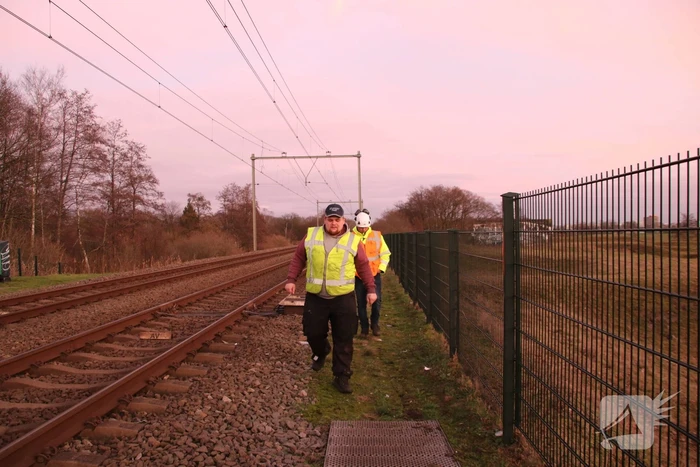 Trein ramt auto; bestuurder vlucht net op tijd