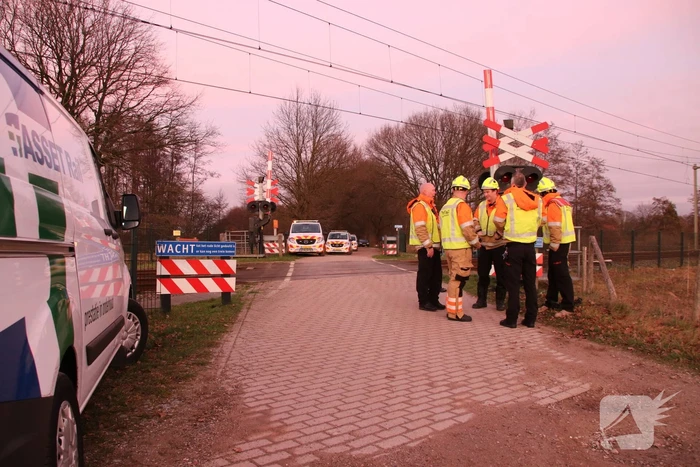 Trein ramt auto; bestuurder vlucht net op tijd