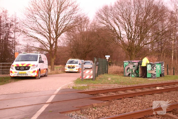 Trein ramt auto; bestuurder vlucht net op tijd