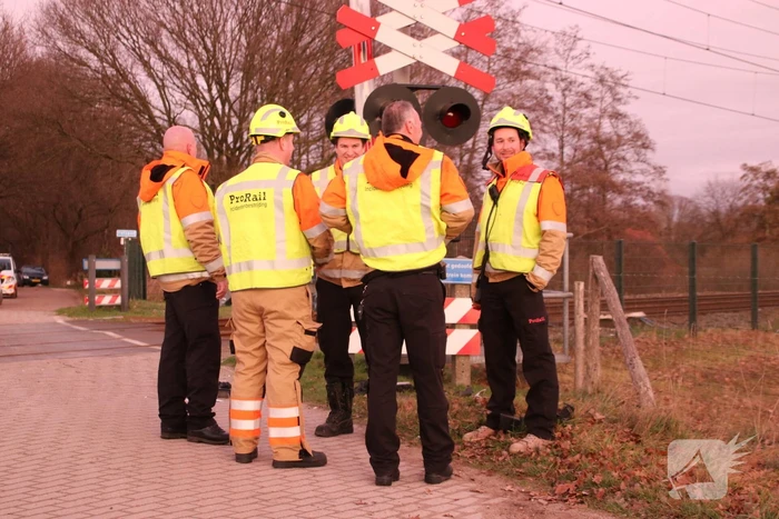 Trein ramt auto; bestuurder vlucht net op tijd