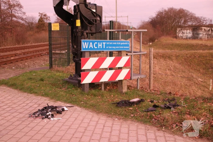 Trein ramt auto; bestuurder vlucht net op tijd