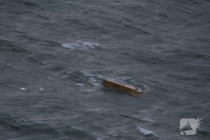 Schip verliest ruim 270 containers op zee