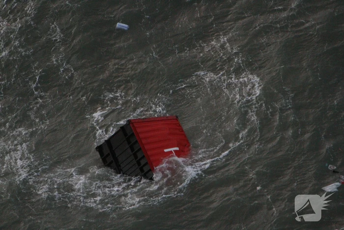 Schip verliest ruim 270 containers op zee