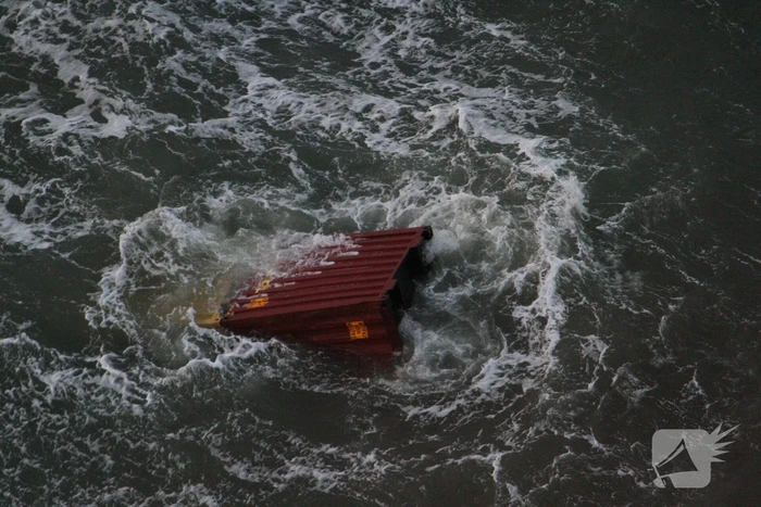 Schip verliest ruim 270 containers op zee