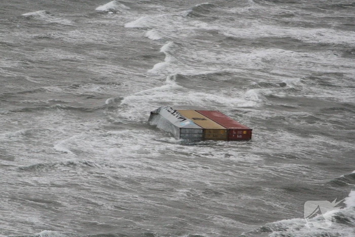 Schip verliest ruim 270 containers op zee