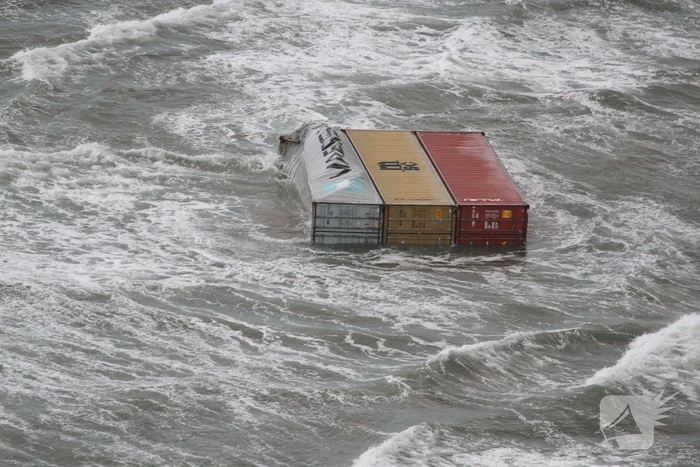 Schip verliest ruim 270 containers op zee