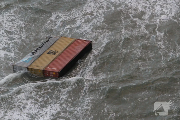 Schip verliest ruim 270 containers op zee