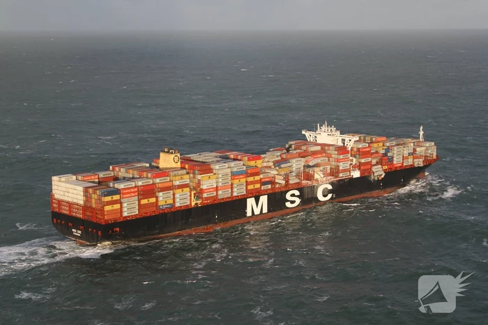 Schip verliest ruim 270 containers op zee
