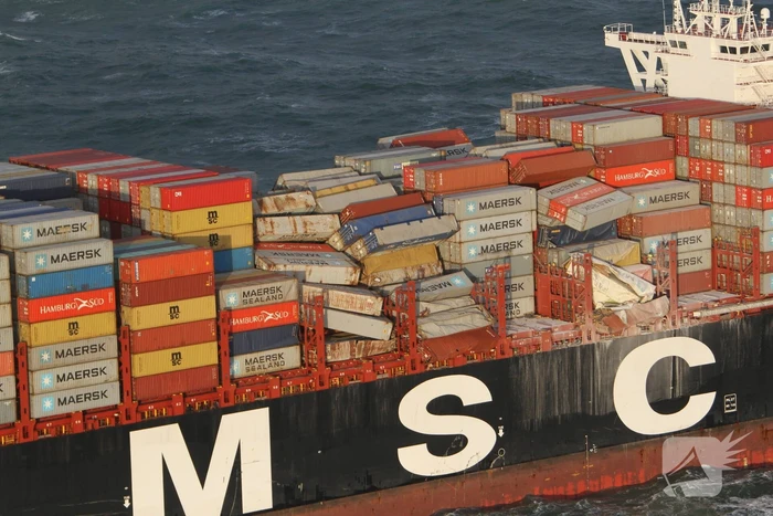 Schip verliest ruim 270 containers op zee