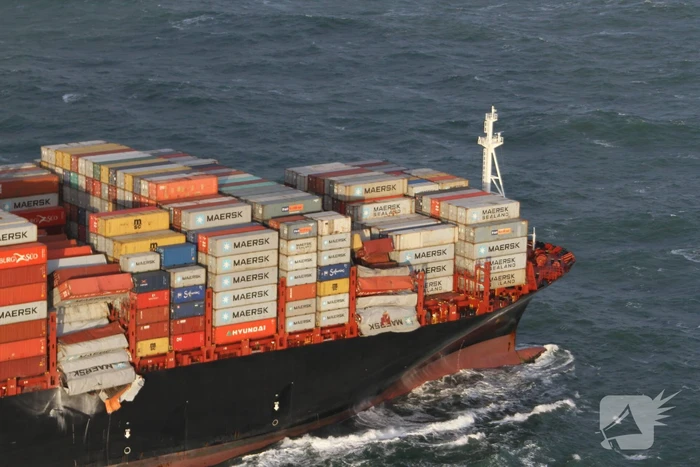 Schip verliest ruim 270 containers op zee