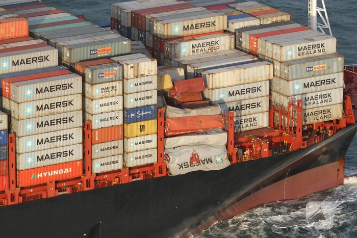 Schip verliest ruim 270 containers op zee
