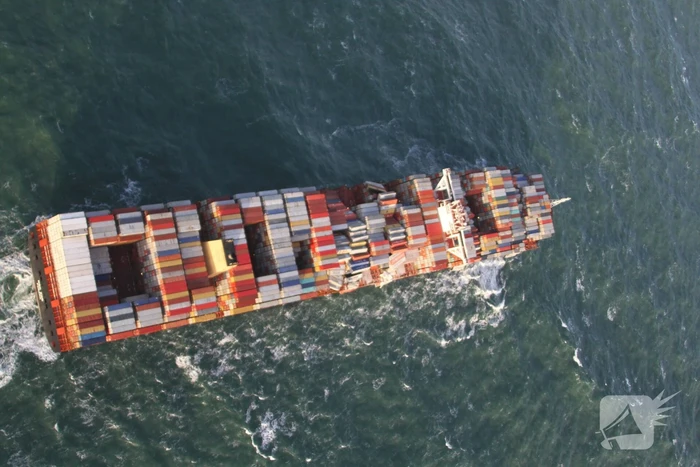 Schip verliest ruim 270 containers op zee