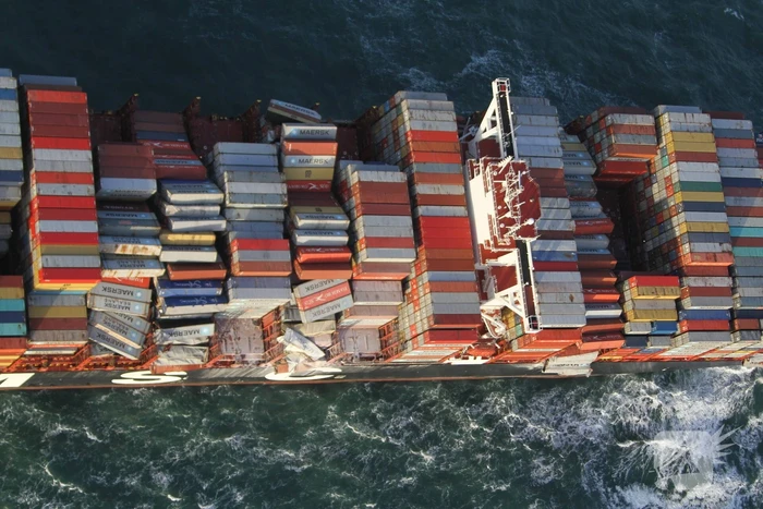 Schip verliest ruim 270 containers op zee