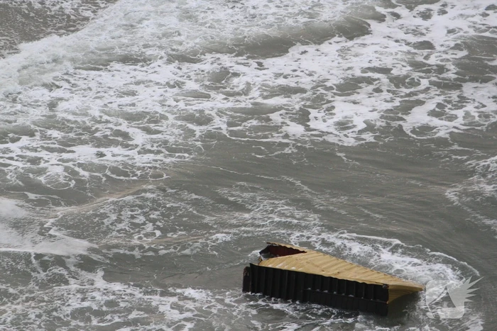 Schip verliest ruim 270 containers op zee