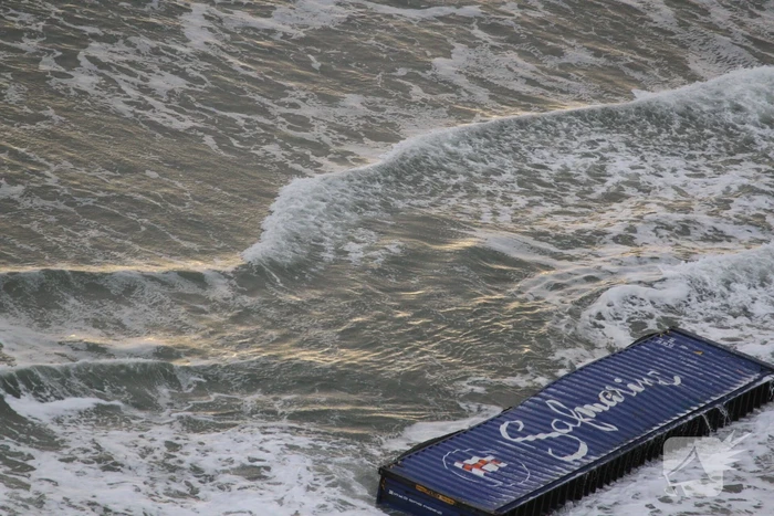 Schip verliest ruim 270 containers op zee