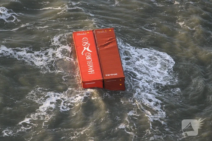 Schip verliest ruim 270 containers op zee