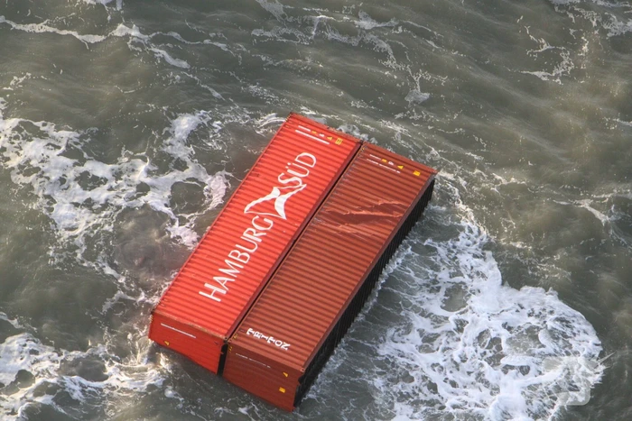 Schip verliest ruim 270 containers op zee