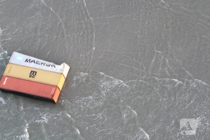 Schip verliest ruim 270 containers op zee