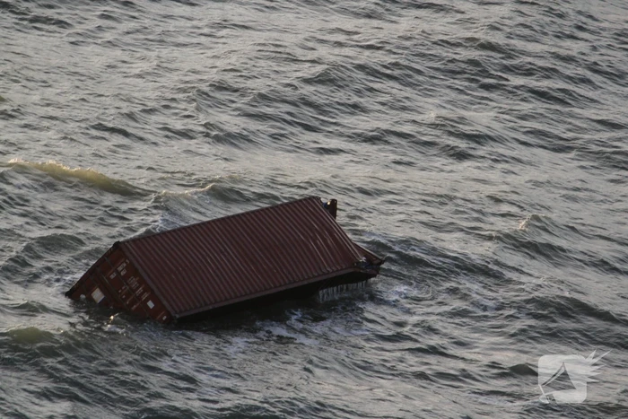 Schip verliest ruim 270 containers op zee