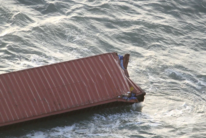 Schip verliest ruim 270 containers op zee
