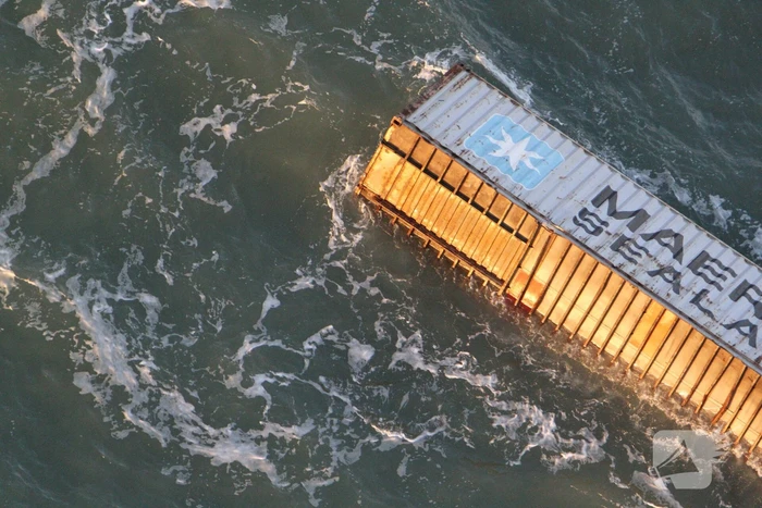 Schip verliest ruim 270 containers op zee