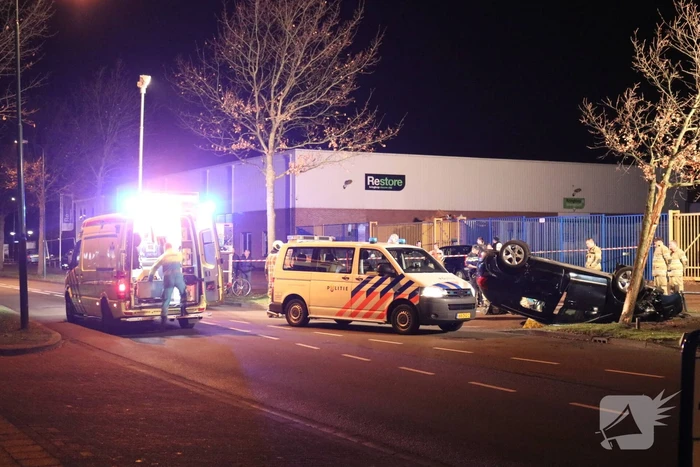 Auto belandt op zijn dak