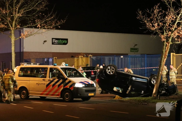 Auto belandt op zijn dak