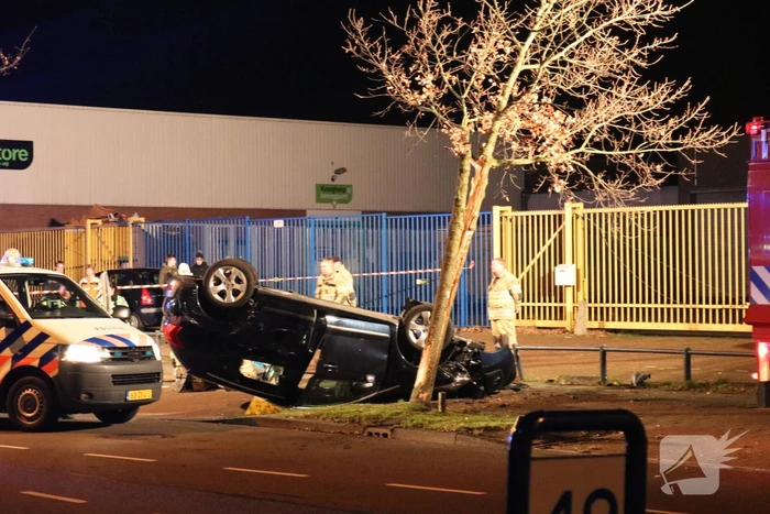 Auto belandt op zijn dak