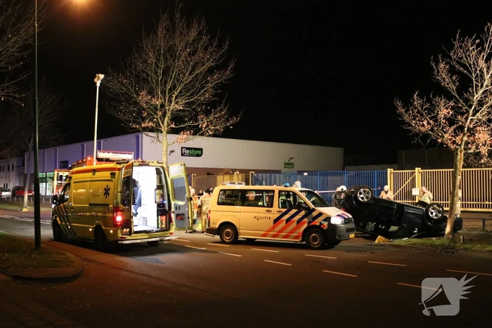 Auto belandt op zijn dak