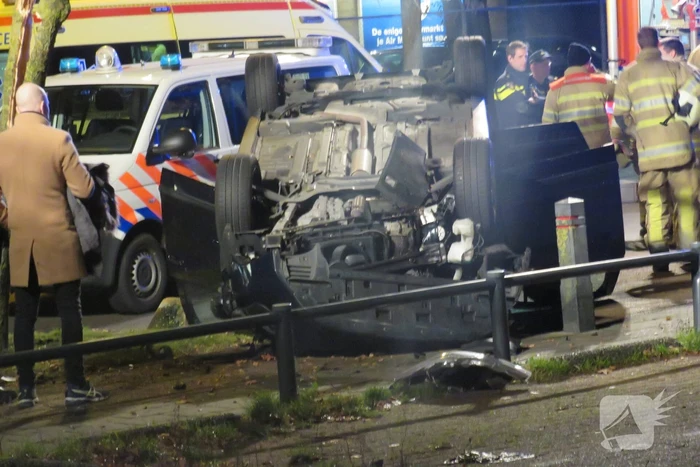 Auto belandt op zijn dak