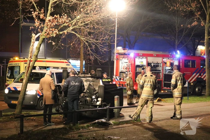 Auto belandt op zijn dak