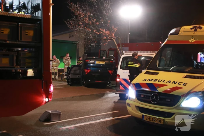 Auto belandt op zijn dak