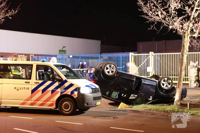 Auto belandt op zijn dak