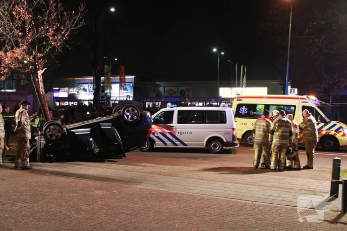 Auto belandt op zijn dak