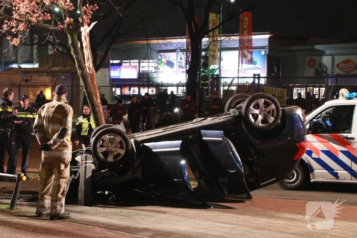Auto belandt op zijn dak