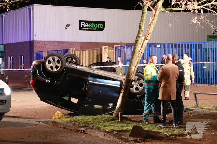 Auto belandt op zijn dak