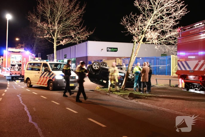 Auto belandt op zijn dak