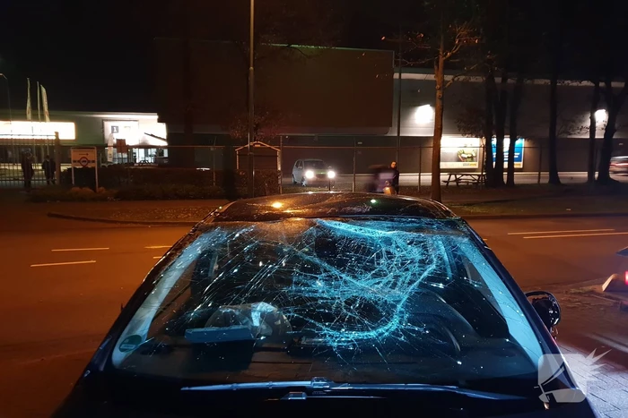 Auto belandt op zijn dak