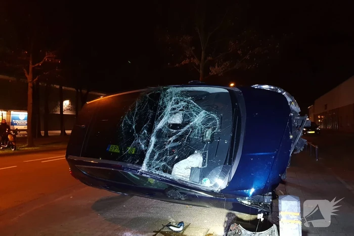 Auto belandt op zijn dak